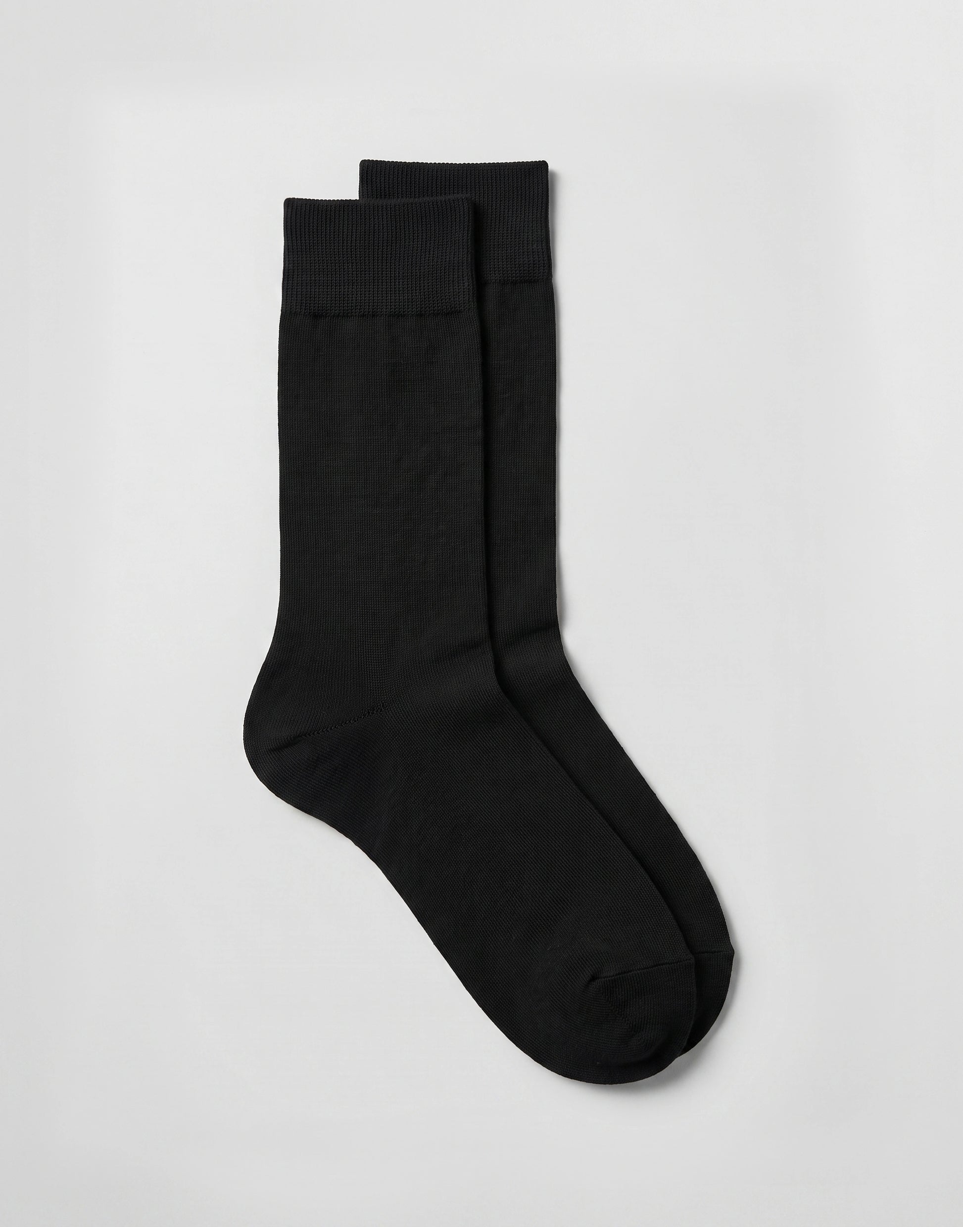 Black fine knit organic cotton ankle socks made from GOTS-certified organic cotton.