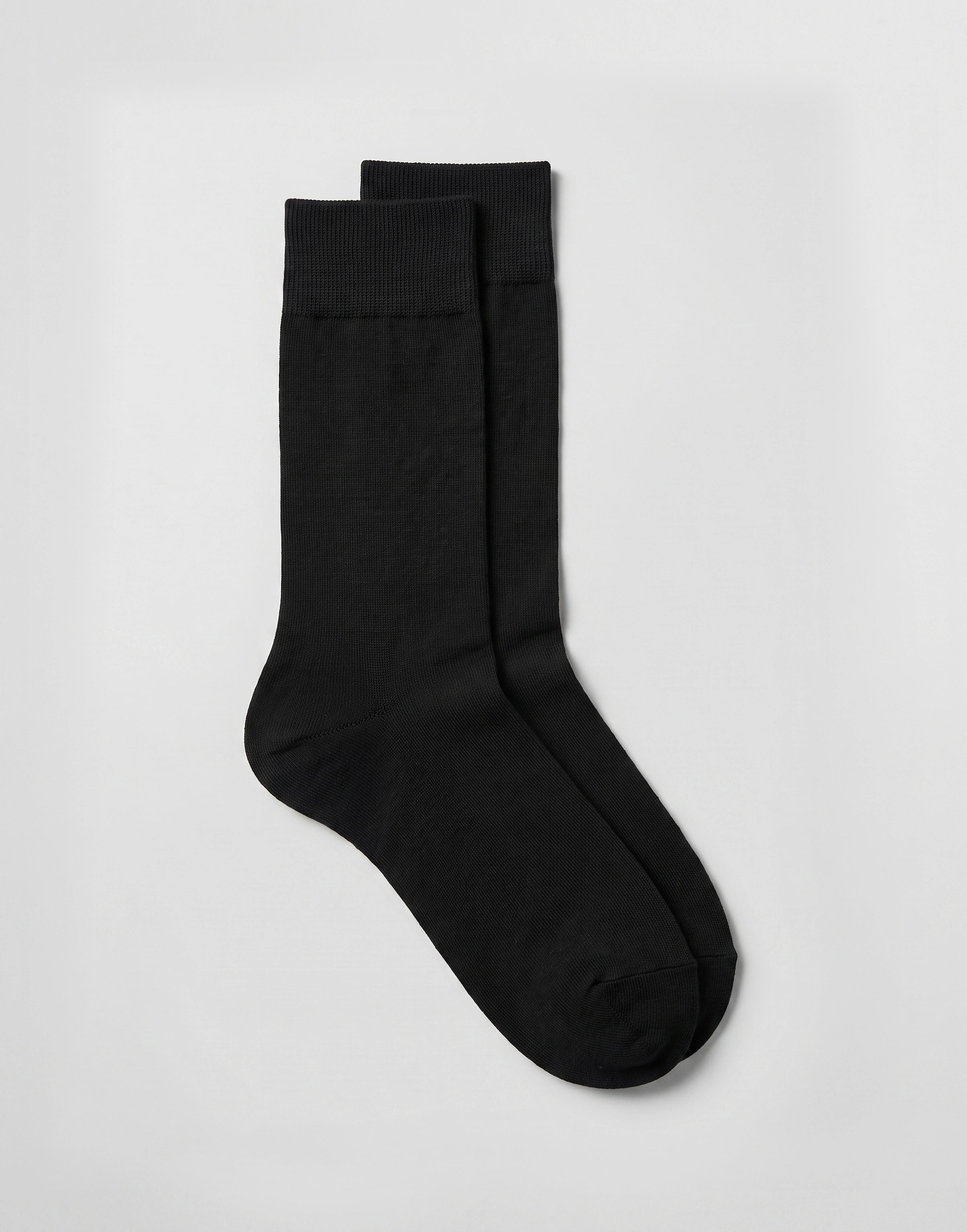 Black fine knit organic cotton ankle socks made from GOTS-certified organic cotton.
