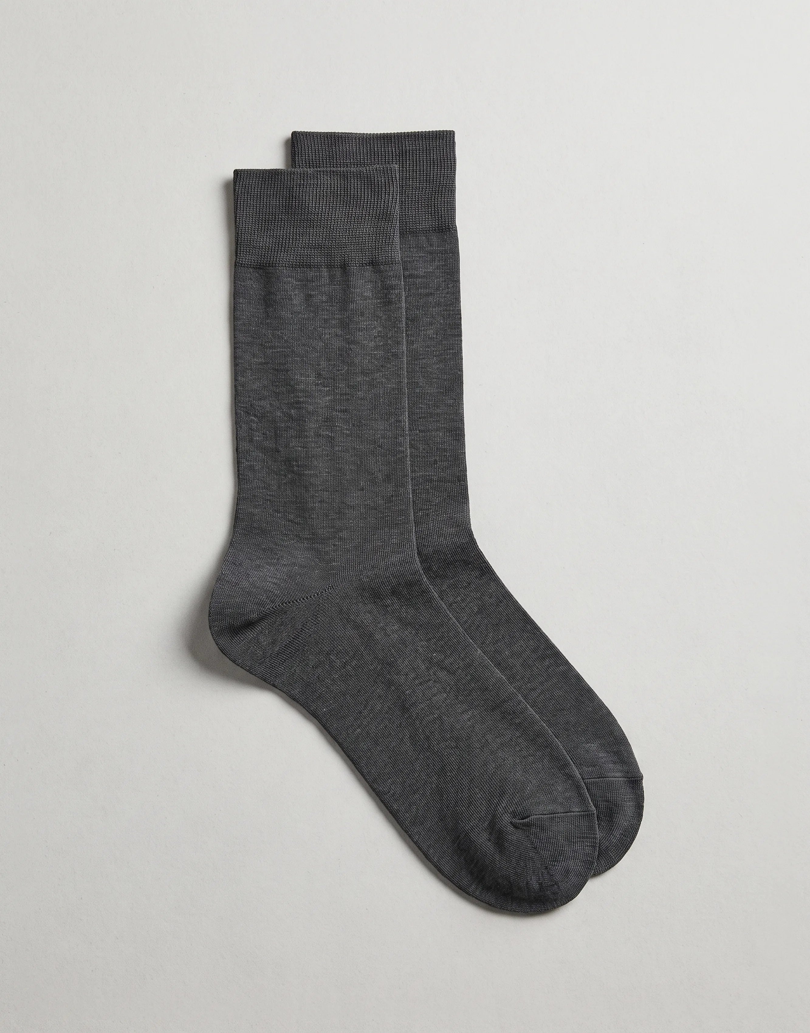 Grey fine knit organic cotton ankle socks made from GOTS-certified organic cotton.