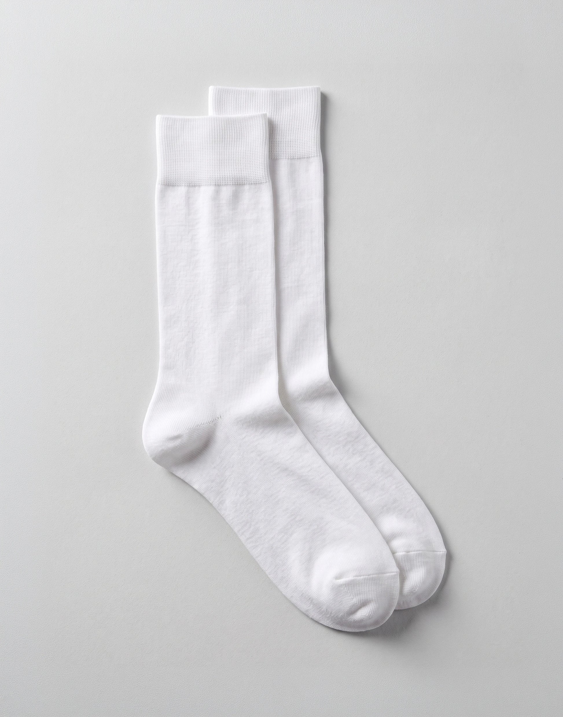 White fine knit organic cotton ankle socks made from GOTS-certified organic cotton.