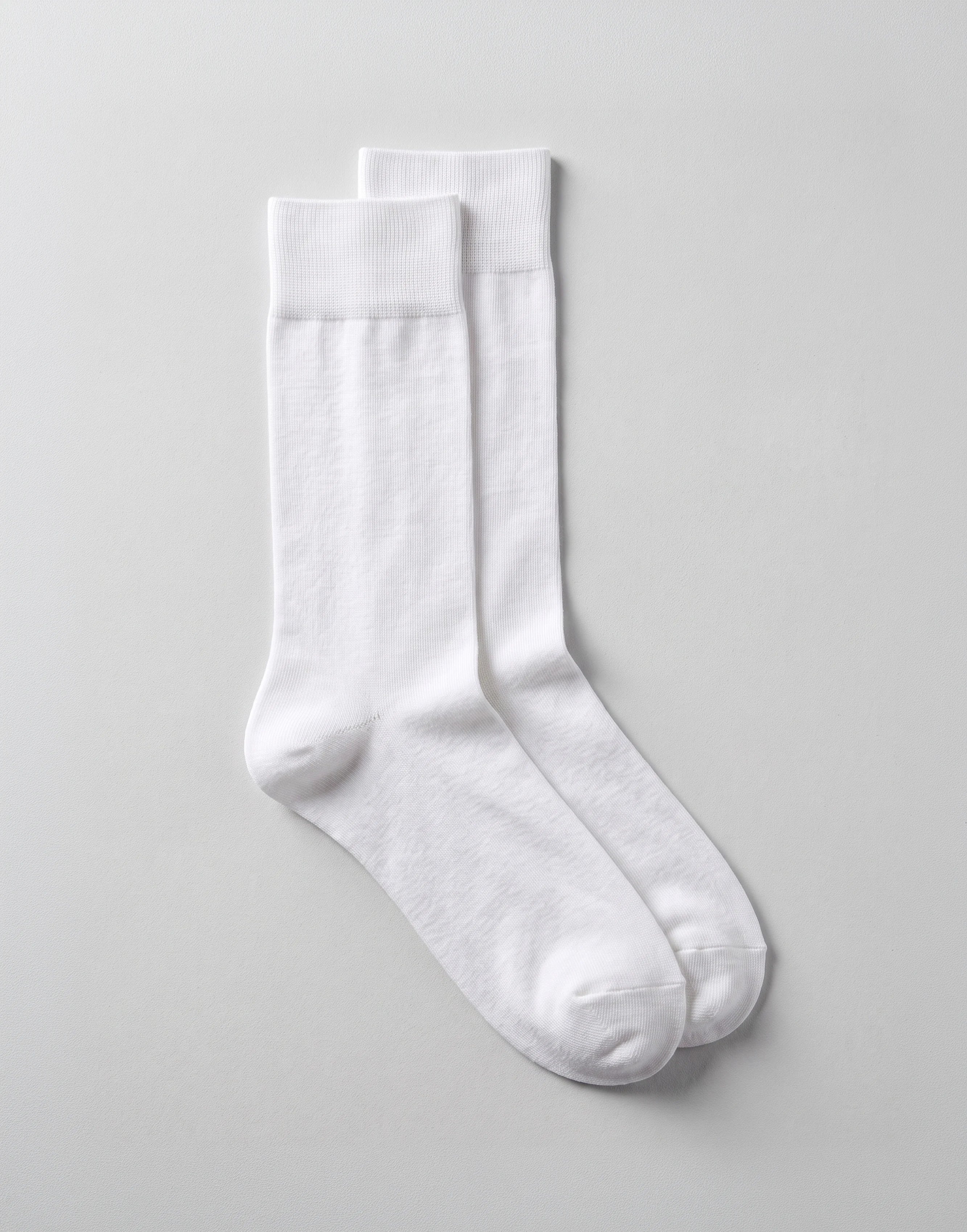 White fine knit organic cotton ankle socks made from GOTS-certified organic cotton.