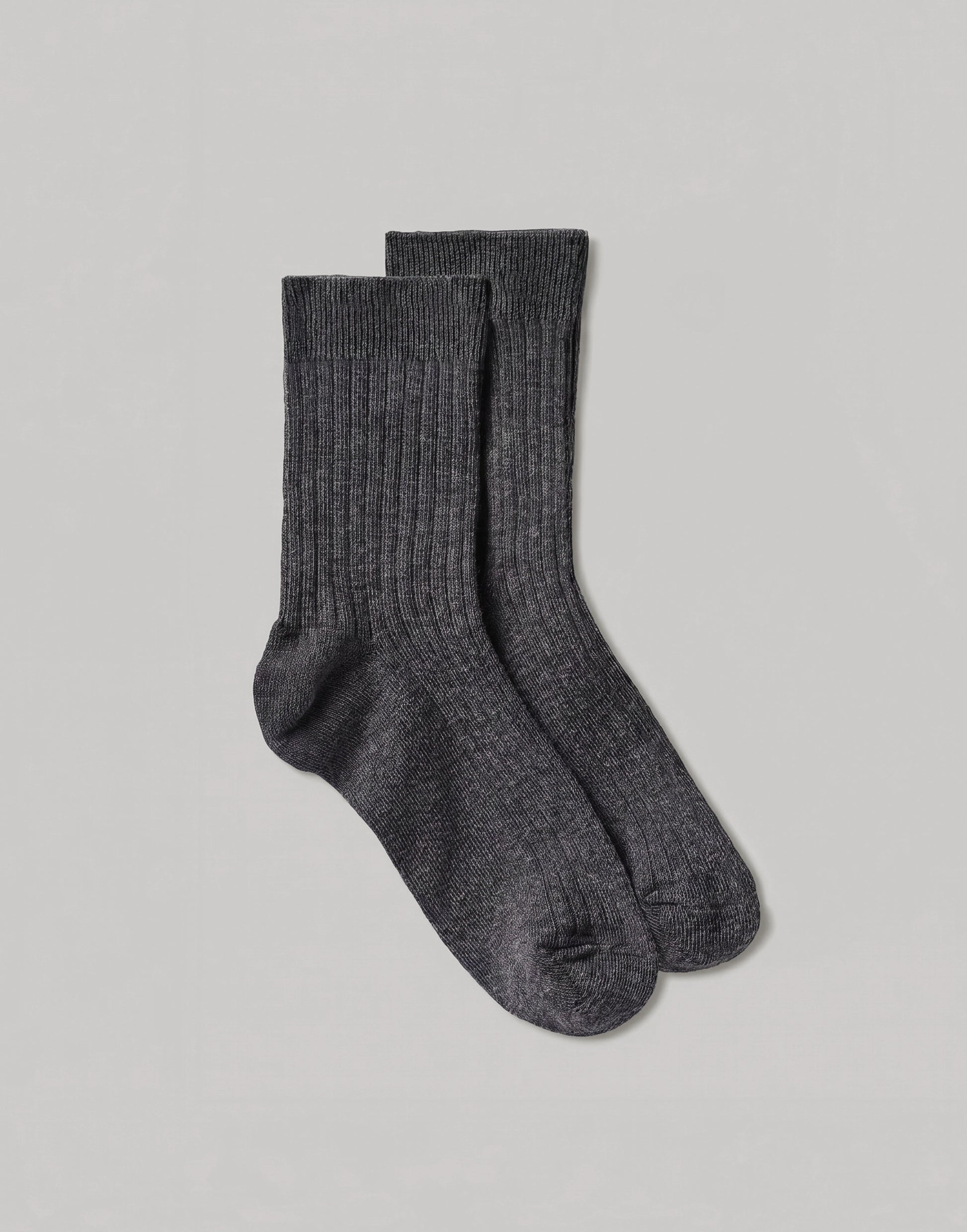 Non-elastic organic cotton ankle socks in natural undyed cotton, made from GOTS-certified organic cotton.