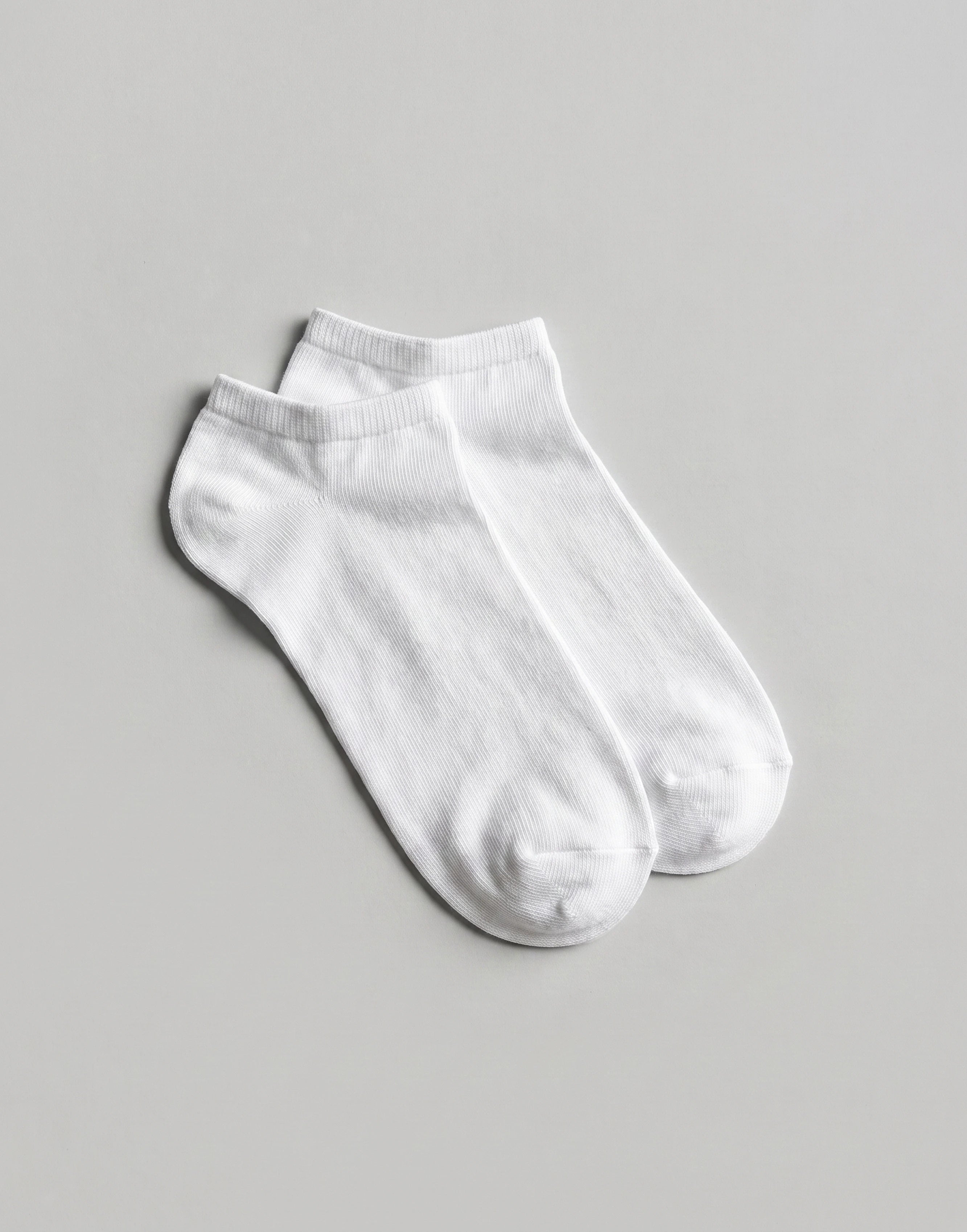 White organic cotton trainer socks with a low-cut design, made from GOTS-certified organic cotton.